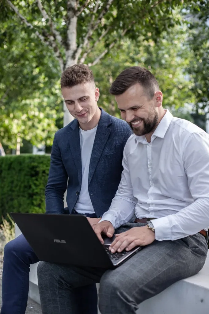 Zespół Lead Lever podczas pracy z laptopem